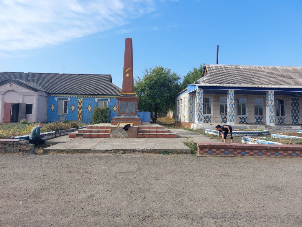 Пам'ятник односельцям.. (№802, с. Лозове).jpg