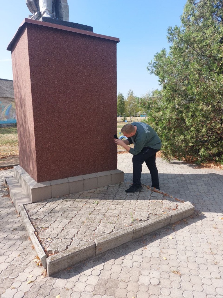 Пам'ятник землякам (№804, с. Самарське) (2).jpg