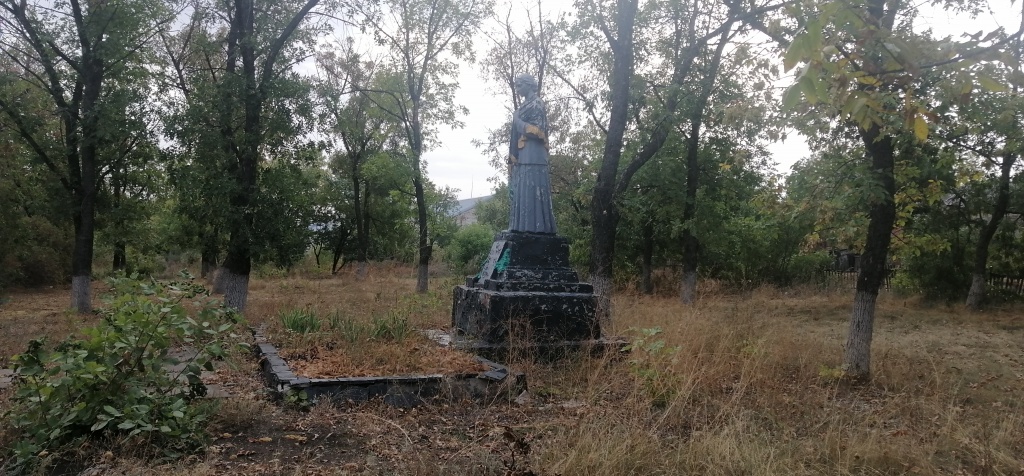 Братська могила воїнів Другої світової війни (№772, с-ще Залізничне).jpg